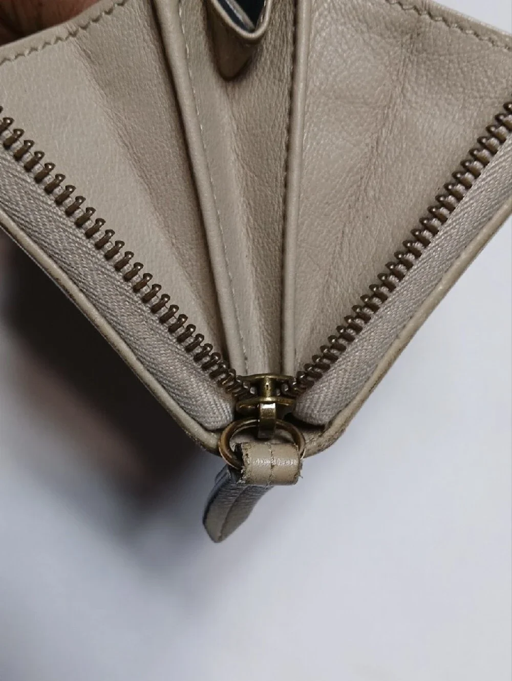 Gucci Diana Continental Beige Leather Zip-Around Wallet with Bamboo Accent